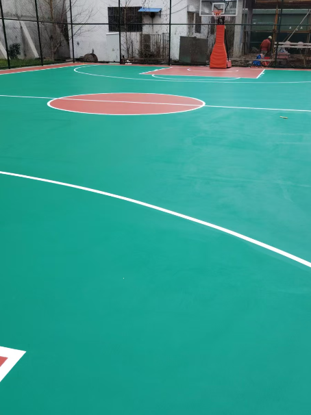 兴山 球场长期使用易出现地面开裂